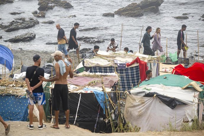Centenares de migrantes acampan en la playa del Trampolín en Ceuta