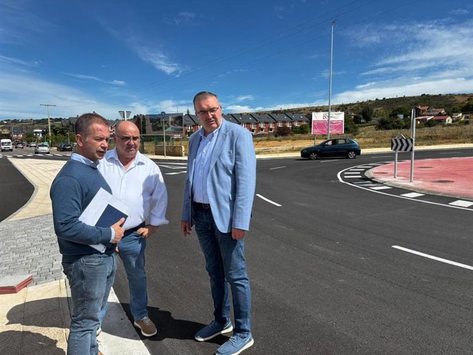 El vicepresidente primero y diputado de Infraestructuras, Roberto Aller (derecha), durante la recepción de los trabajos.
