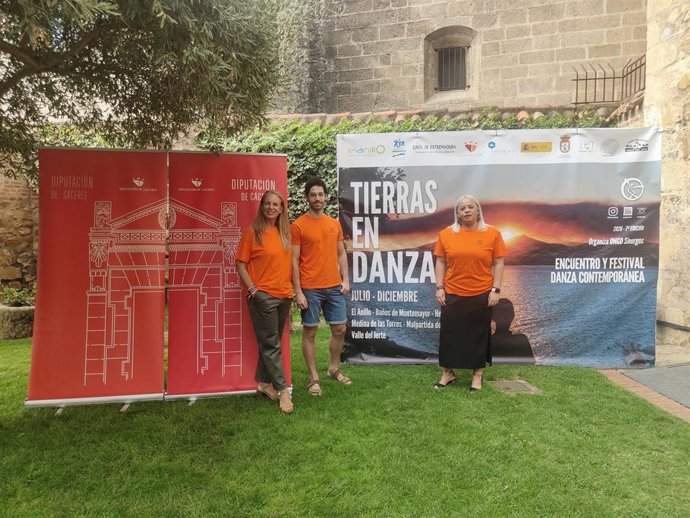 La directora del Cemart, Amparo Jiménez; el organizador Javier Agorreta, y la diputada provincial, María Toscano, en la presentación de la séptima edición de Tierras en Danza