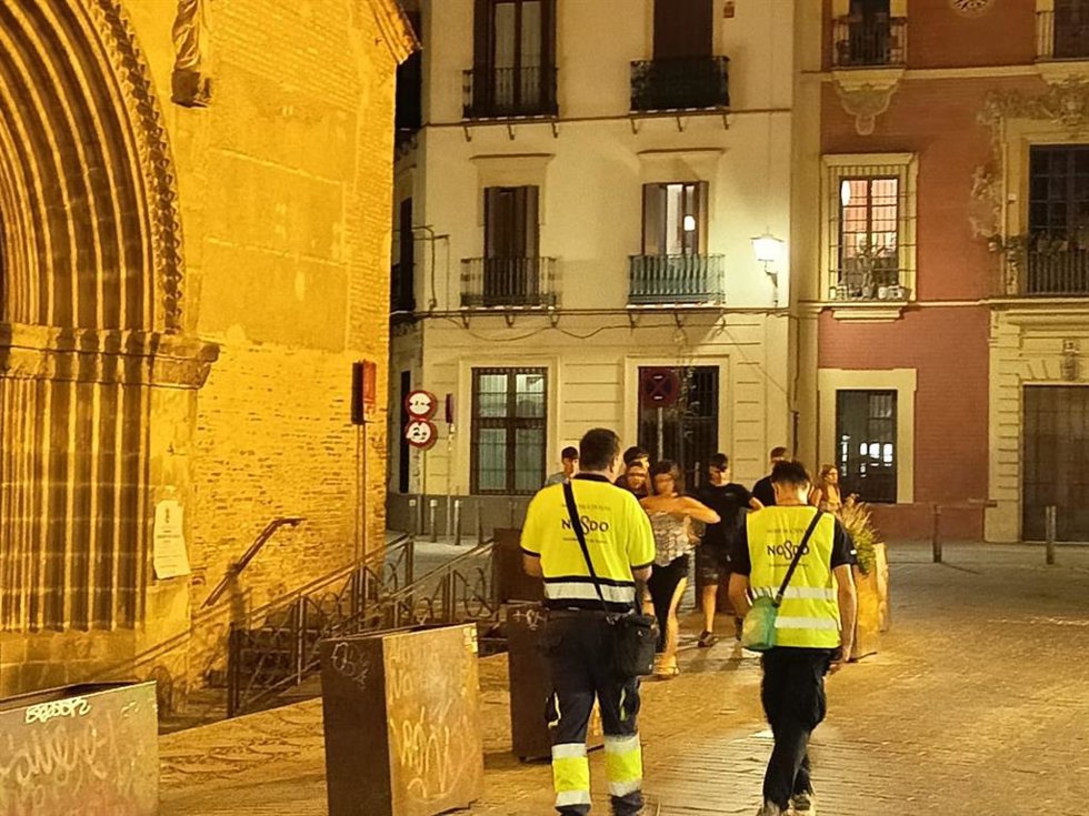 Archivo - Una pareja de agentes cívicos o serenos transita junto a la Parroquia de San Marcos, en el casco antiguo. Archivo.