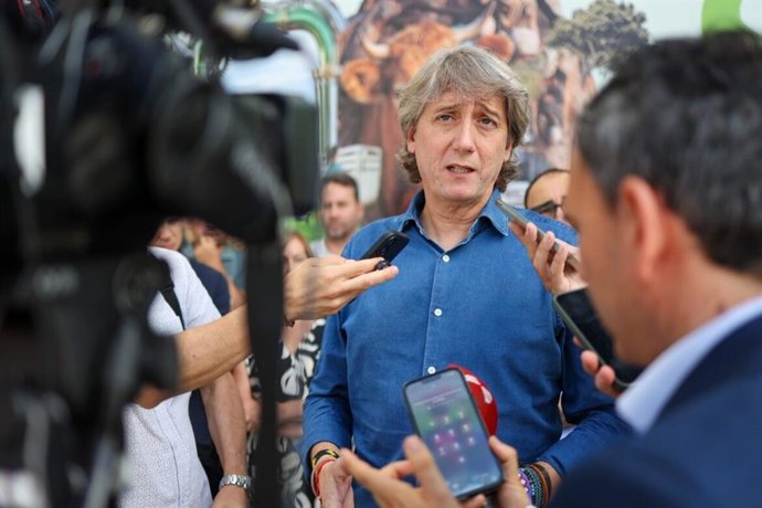 Carlos Martínez atiende a los medios de comunicación en su visita al recinto ferial de Salamanca