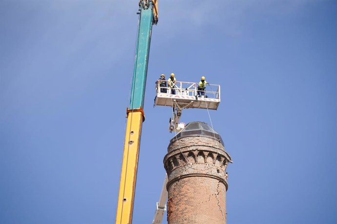 Trabajos en la chimenea de 53 metros dañada por los terremotos en Granada.