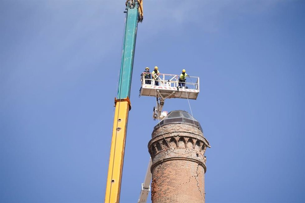 Trabajos en la chimenea de 53 metros dañada por los terremotos en Granada.