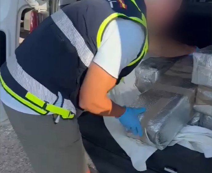 Un policia examinant un dels vehicles