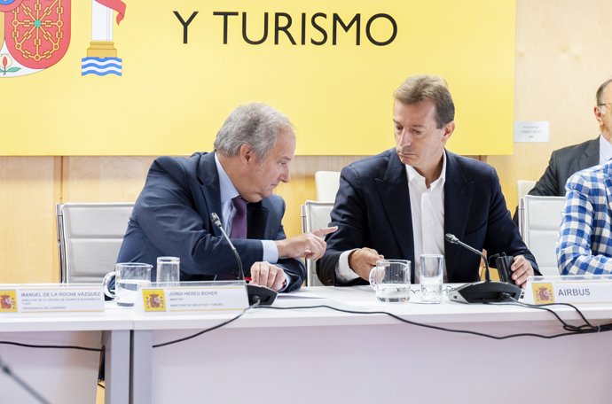 El ministro de Industria y Turismo, Jordi Hereu, junto a el CEO de Airbus, Guillame Faury, preside una reunión con representantes sindicales de Airbus en la sede del ministerio, a 4 de septiembre de 2026, en Madrid (España).