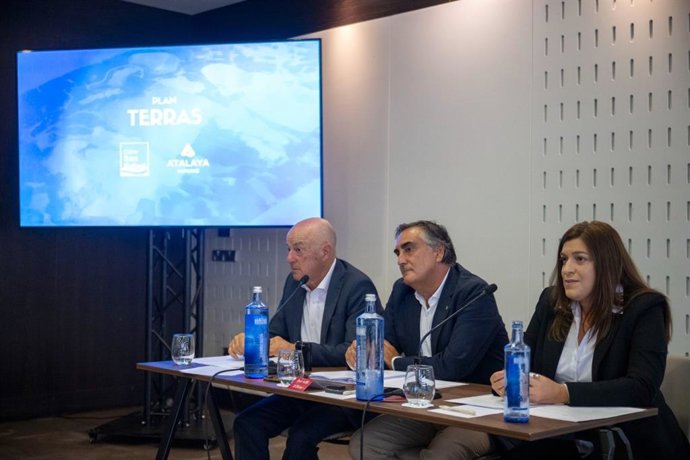 De izquierda a derecha, Alberto Lavandeira, CEO de Atalaya Mining; Fernando Riopa, director general de Cobre San Rafael; y Dania Pensado, responsable de la Oficina de Relacións coa Veciñanza de Cobre San Rafael.