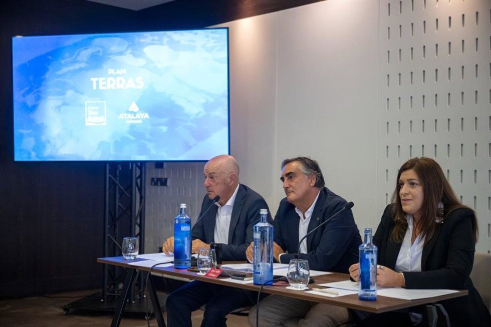 De izquierda a derecha, Alberto Lavandeira, CEO de Atalaya Mining; Fernando Riopa, director general de Cobre San Rafael; y Dania Pensado, responsable de la Oficina de Relacións coa Veciñanza de Cobre San Rafael.