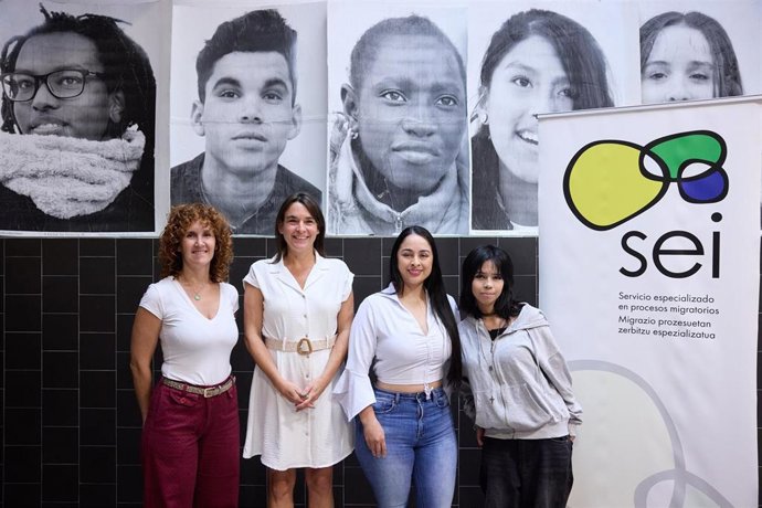 La vicepresidenta tercera del Gobierno de Navarra y consejera de Vivienda, Juventud y Políticas Migratorias, Begoña Alfaro, presenta el Servicio de Reagrupación Familiar y Duelo Migratorio como servicio propio del Gobierno de Navarra.