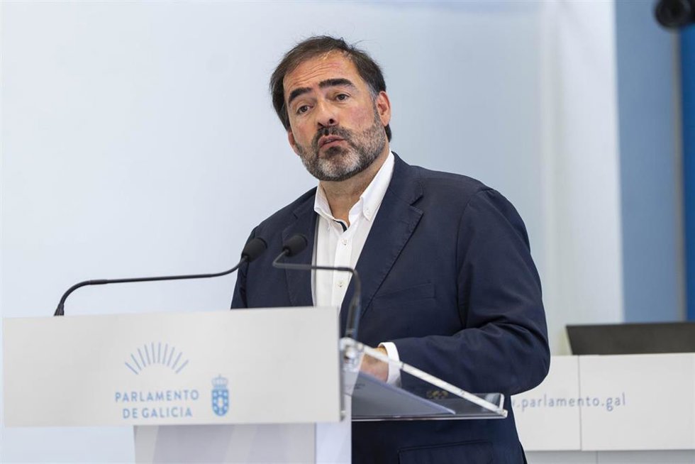 Archivo - El portavoz parlamentario del PPdeG, Alberto Pazos Couñago, en rueda de prensa.
