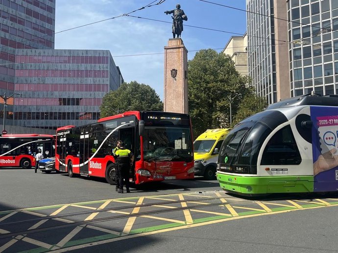 Choque entre un autobús y el tranvía en Bilbao