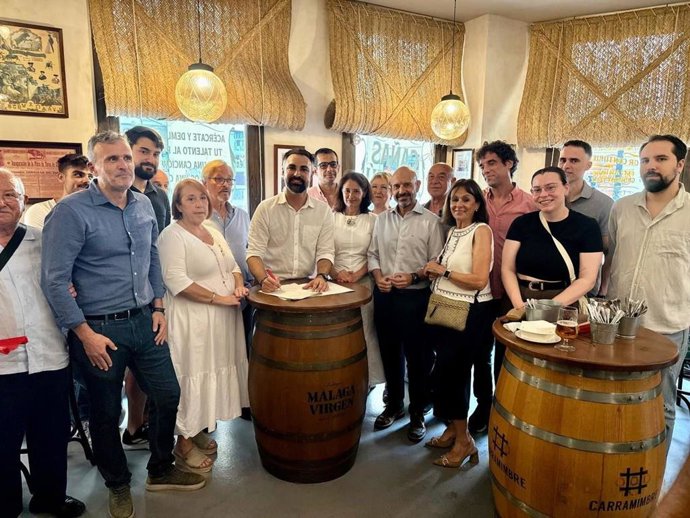 El actual portavoz del Grupo Municipal Socialista en Málaga, Mariano Ruiz Araujo, con otros miembros del PSOE de Málaga.