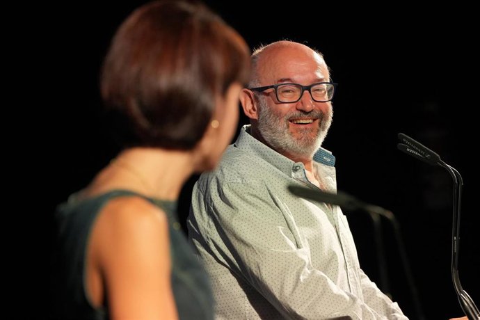 El director del Festival de San Sebastián, José Luis Rebordinos (d), y la subdirectora del Festival, Maialen Beloki (i), durante la presentación de la 74 edición del Festival de Cine de San Sebastián