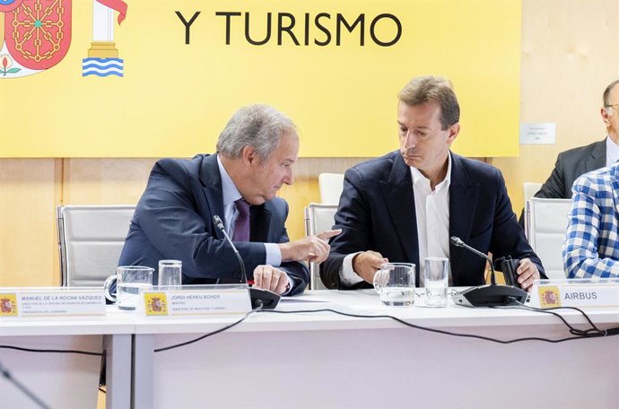 El ministro de Industria y Turismo, Jordi Hereu, junto a el CEO de Airbus, Guillame Faury, preside una reunión con representantes sindicales de Airbus en la sede del ministerio, a 4 de septiembre de 2026, en Madrid (España). La reunión se produce después 