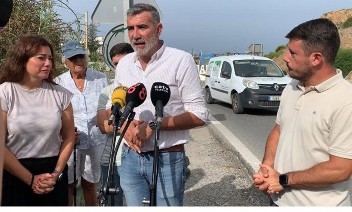 El portavoz del PSOE en Diputación, Javier Pizarro, en la carretera Barbate-Zahara.