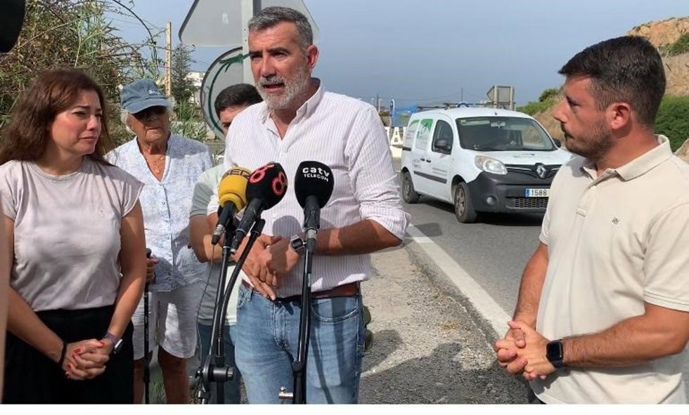 El portavoz del PSOE en Diputación, Javier Pizarro, en la carretera Barbate-Zahara.