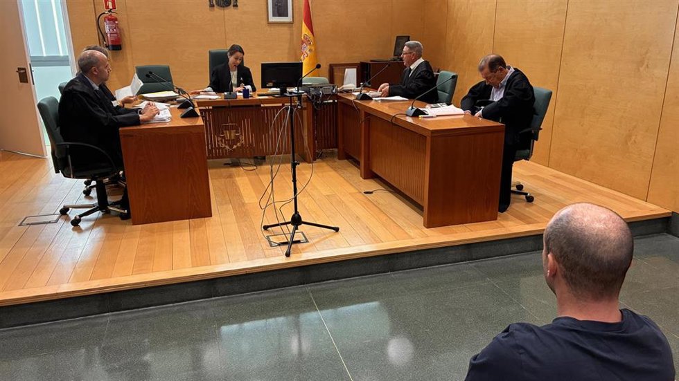 Juicio al acusado de maltrato animal en un criadero de perros en Melgar de Fernamental (Burgos).