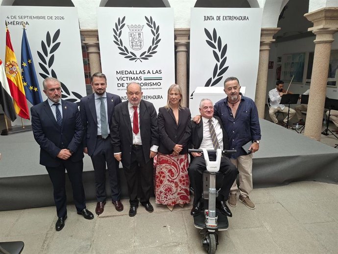 Foto de familia del vicepresidente y consejero de Presidencia, Coordinación de la Acción de Gobierno, Interior y Emergencias, Abel Bautista, junto a galardonados con las Medallas a las Víctimas y a la Defensa de las Víctimas del Terrorismo 2026