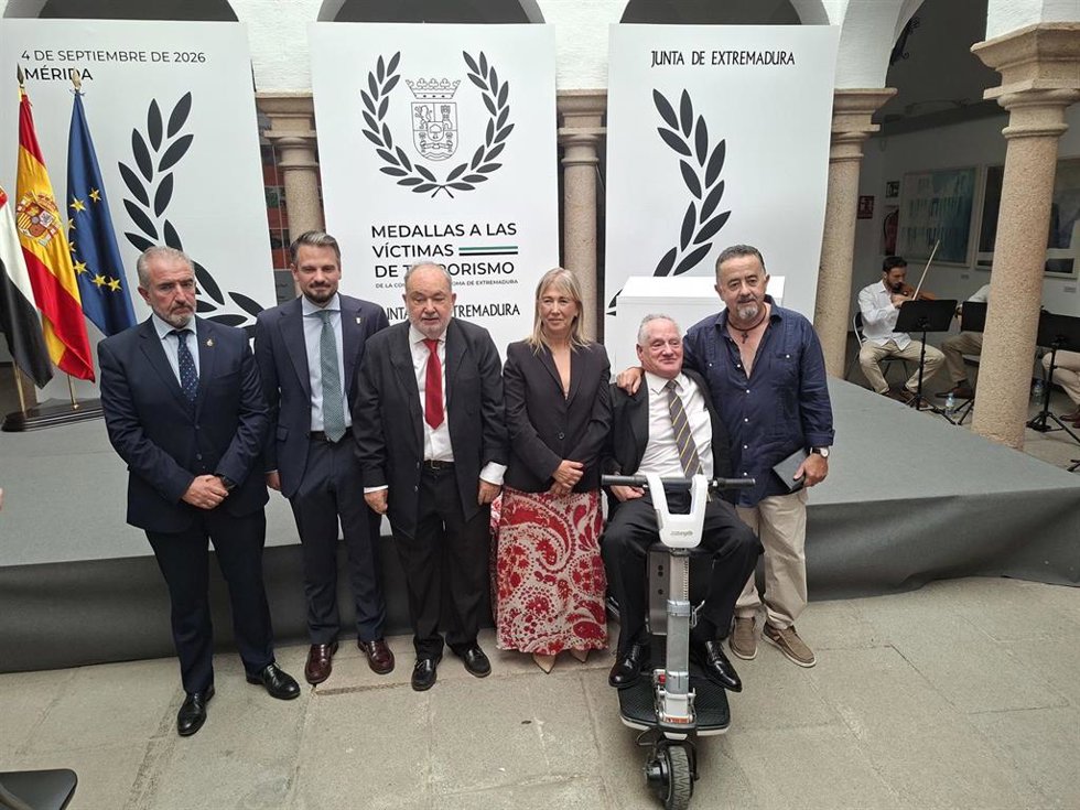 Foto de familia del vicepresidente y consejero de Presidencia, Coordinación de la Acción de Gobierno, Interior y Emergencias, Abel Bautista, junto a galardonados con las Medallas a las Víctimas y a la Defensa de las Víctimas del Terrorismo 2026