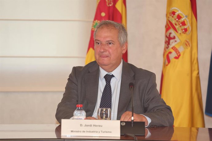 El ministre d'Indústria i Turisme, Jordi Hereu, intervé durant la seva visita la seu de l'Associació Espanyola de Fabricants de Taulells i Paviments Ceràmics (ASCER), a 2 de setembre de 2026, a Castelló de la Plana, Comunitat Valenciana (Espanya). 