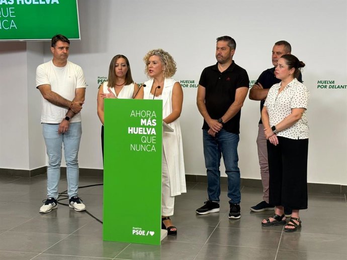 La secretaria general del PSOE de Huelva, María Eugenia Limón, junto a otros miembros de la formación política.