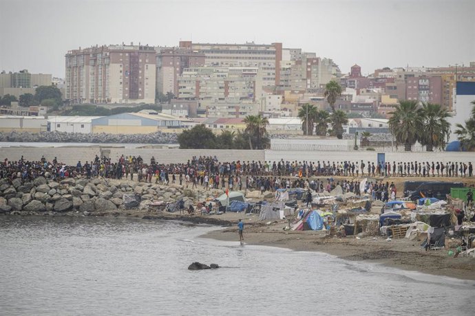 Varios inmigrantes acampados en una playa, a 1 de septiembre de 2026, en Ceuta (España).