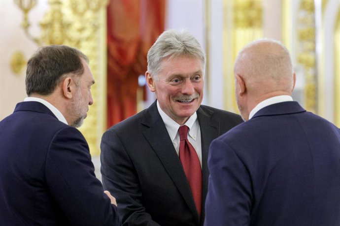 Archivo - Arquivo - RÚSSIA, MOSCOU - 10 DE MAIO DE 2025: O porta-voz da Presidência russa, Dmitry Peskov (ao centro), é visto antes de uma reunião entre o presidente da Rússia, Vladimir Putin, e To Lam, secretário-geral do Partido Comunista do Vietnã