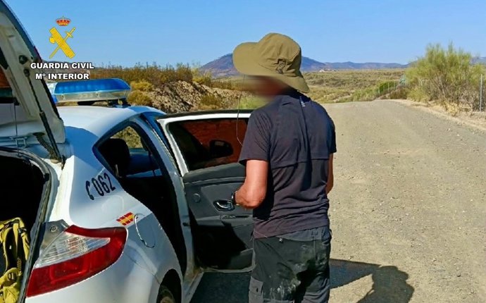 Un peregrino recibe el auxilio de la Guardia Civil.