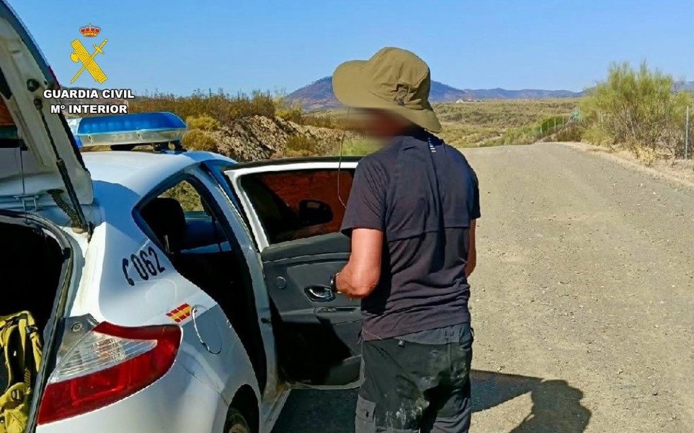 Un peregrino recibe el auxilio de la Guardia Civil.