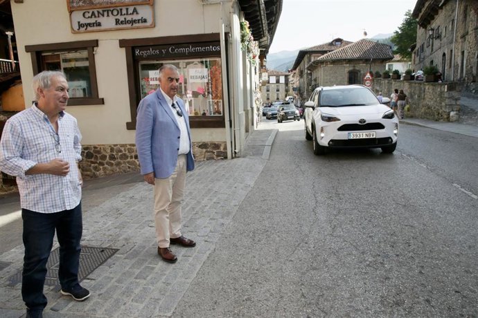 El consejero de Fomento y el alcalde de Potes