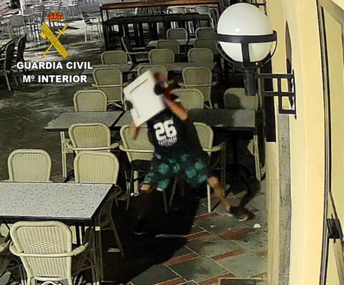 Detenida por robar dinero en un restaurante de Santa Maria que con la tapa de una alcantarilla