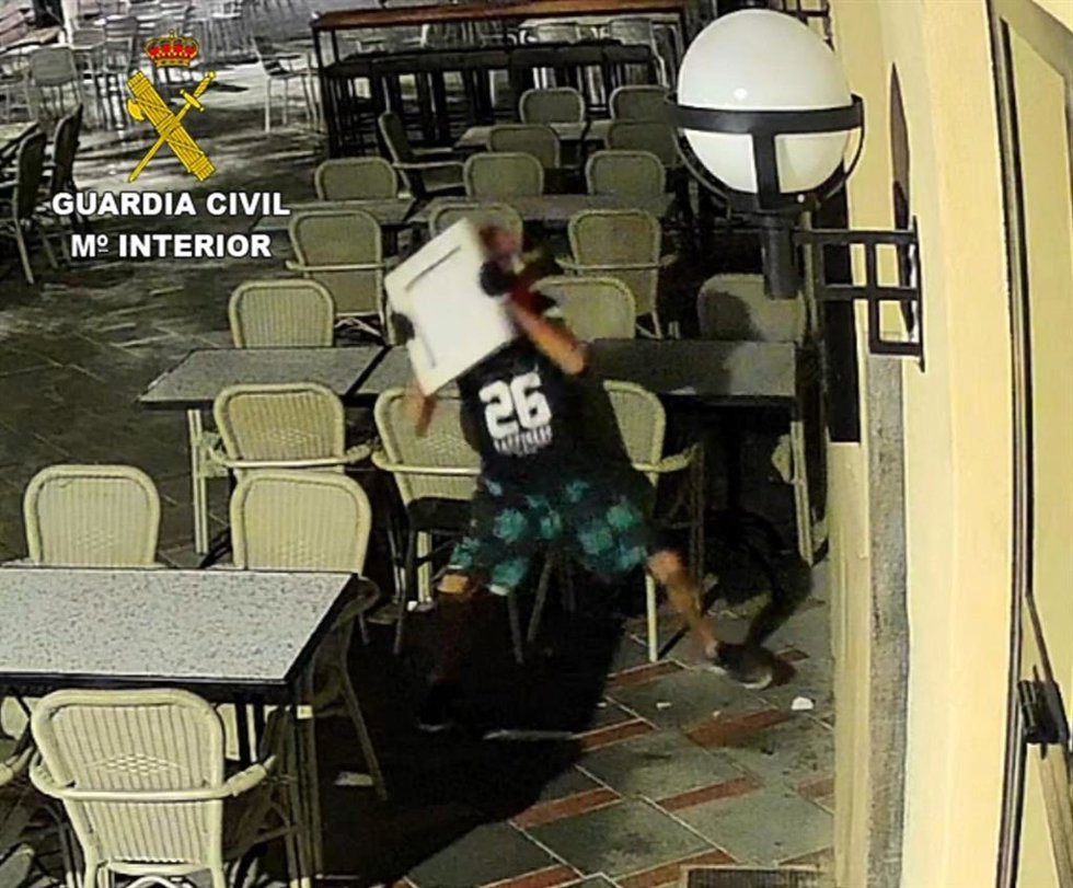 Detenida por robar dinero en un restaurante de Santa Maria que con la tapa de una alcantarilla