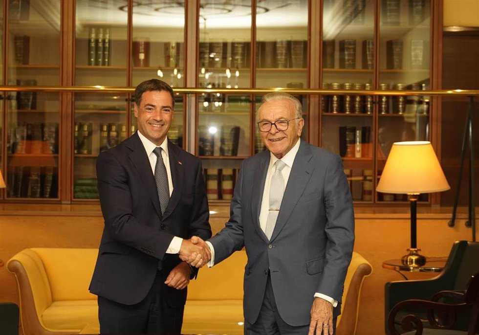 El lehendakari, Imanol Pradales, y el presidente de la Fundación "la Caixa", Isidro Fainé.