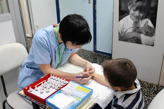 Archivo - Imagen de recurso de una prueba de alergia a niño.