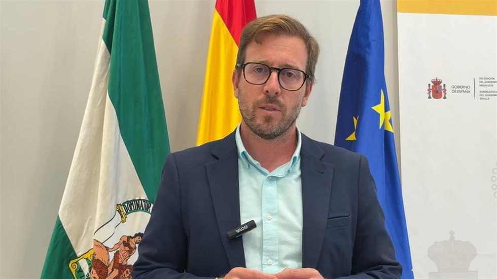 El subdelegado del Gobierno en Sevilla, Francisco Toscano, en una atención. Archivo.