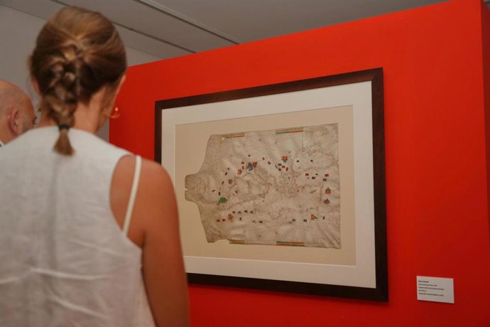 La vicepresidenta del Consell de Mallorca y consellera de Cultura y Patrimonio, Antònia Roca, observando la carta náutica de Pere Rosell .