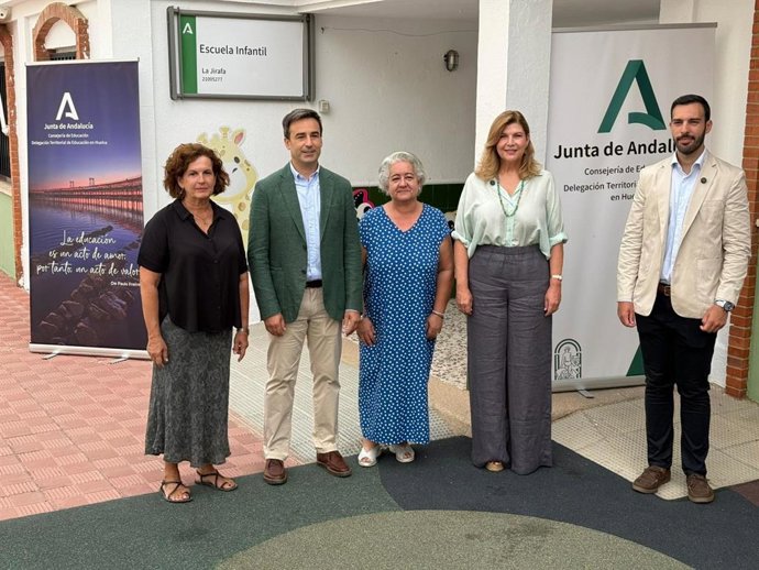 La delegada de la Junta en Huelva, Berta Centeno (segunda por la derecha), durante su visita a la Escuela Infantil La Jirafa.