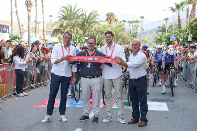 El alcalde de Almuñécar, Juan José Ruiz Joya, y el diputado provincial de Deportes e Instalaciones Deportivas de la Diputación de Granada, Eric Escobedo, en el corte de cinta de la etapa número 13 de La Vuelta con salida en Almuñécar y meta en Loja.
