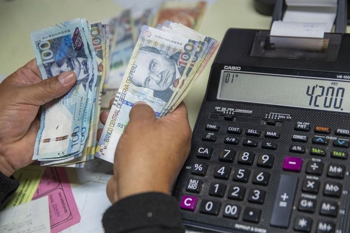 Archivo - Dinero, tipo de cambio, soles, pago de cts, pago de impuestos, retiro cts, gratificación, economía.