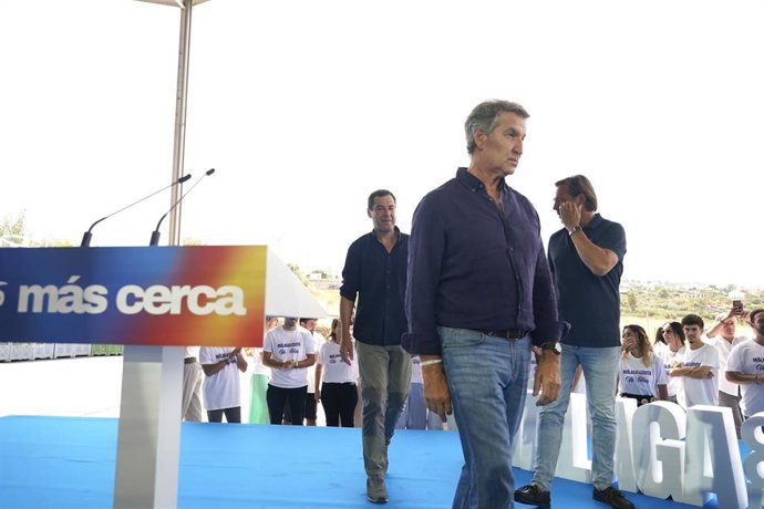 El presidente del PP, Alberto Núñez Feijóo, el presidente del PP-A y de la Junta de Andalucía, Juanma Moreno; y el secretario general del PP-A, Antonio Repullo, durante el acto de inicio del curso político. 