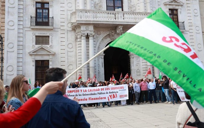 Archivo - Una protesta a las puertas del Rectorado para exiger más financiación como imagen de recurso