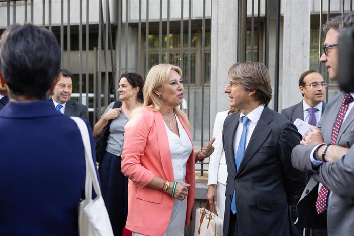 La vicepresidenta tercera y consejera de Economía, Hacienda y Fondos Europeos de la Junta de Andalucia, Carolina España (d), durante el Consejo de Política Fiscal y Financiera (CPFF) que preside en la sede del Ministerio de Hacienda.