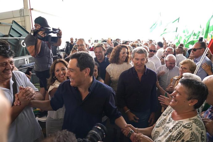 El presidente del PP, Alberto Núñez Feijóo (1d), el presidente del PP-A y de la Junta de Andalucía, Juanma Moreno (c); y la presidenta del PP de Málaga, Patricia Navarro (1i), durante el acto de inicio del curso político. A 04 de septiembre de 2026, en Al