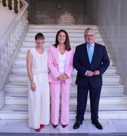 Los diputados del PSOE por Córdoba en el Parlamento de Andalucía, Silvia Mellado (centro), Esteban Morales y Victoria Fernández.