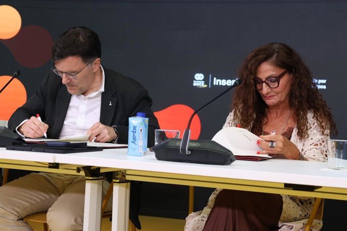 La consejera delegada de Grupo Eroski, Rosa Carabel, y el vicepresidente ejecutivo de Fundación ONCE, Alberto Durán, renuevan su acuerdo para la inclusión sociolaboral de las personas con discapacidad.
