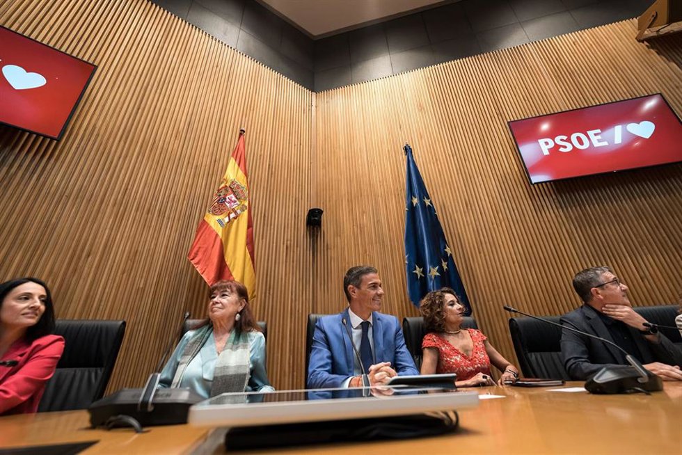 Archivo - El presidente del Gobierno, Pedro Sánchez, acompañado por la vicepresidenta del Gobierno y ministra de Hacienda, María Jesús Montero, el portavoz del grupo socialista en el Congreso, Patxi López, y por la presidenta del PSOE, Cristina Narbona, p