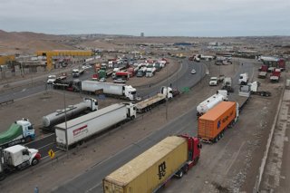 Alto Hospicio, 13 de Mayo del 2024. Camioneros de algunos sectores mantienen tomada y cortada la salida sur de la ruta A-16, ubicada en el sector de La Azufrera de Alto Hospicio en protesta por la alta inseguridad y ola migratoria en el Chile.  Alex