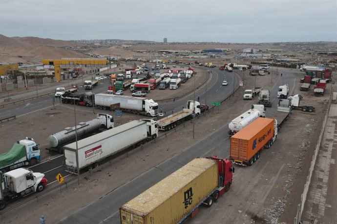 Alto Hospicio, 13 de Mayo del 2024. Camioneros de algunos sectores mantienen tomada y cortada la salida sur de la ruta A-16, ubicada en el sector de La Azufrera de Alto Hospicio en protesta por la alta inseguridad y ola migratoria en el Chile.  Alex
