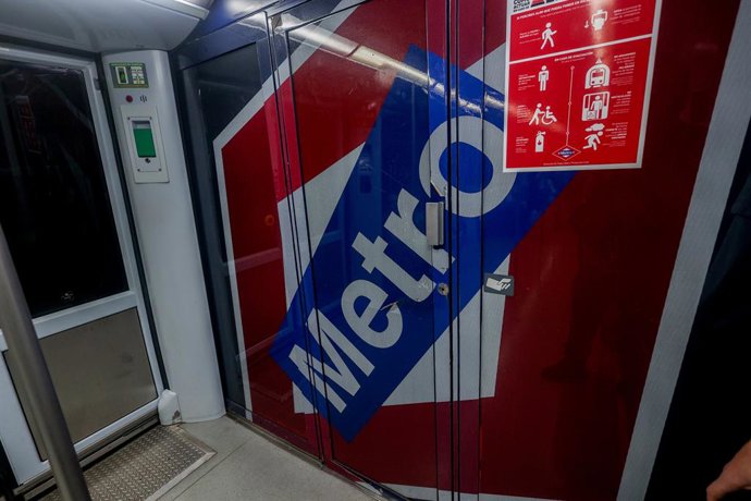 Archivo - Interior de un vagón de metro, a 22 de junio de 2024, en Madrid (España).