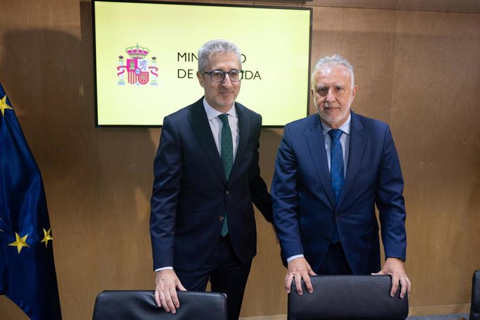 El ministro de Hacienda, Arcadi España (i), y el ministro de Política Territorial y Memoria Democrática, Ángel Víctor Torres (d),  durante el Consejo de Política Fiscal y Financiera (CPFF) que preside en la sede del Ministerio de Hacienda, en el Edificio 