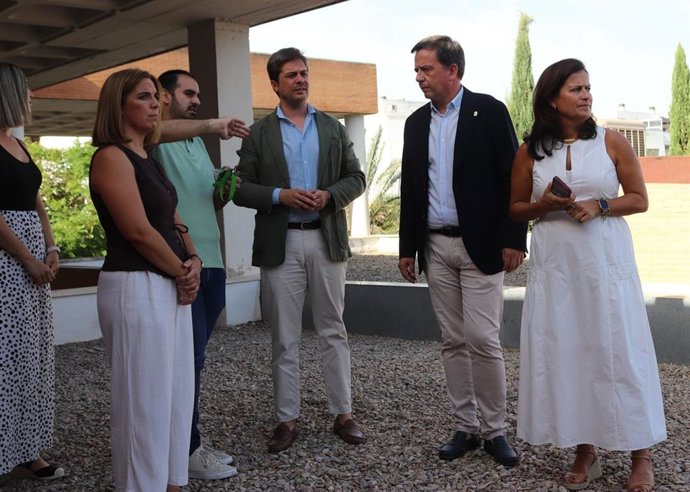 El delegado de Educación de la Junta Diego Copé (centro), en su visita al IES Sierra de Aras de Lucena.